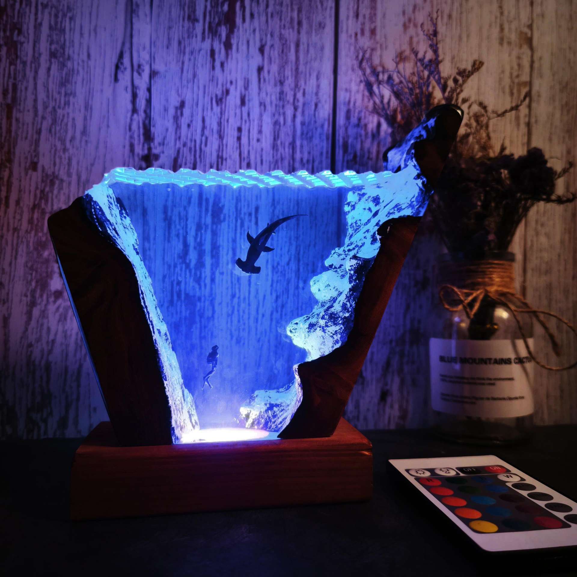 Resin Art For Wedding Gift - ของตกแต่งเรซินไม้รูปฉลามหัวค้อนดำน้ำในมหาสมุทร ขนาด 6 * 4 นิ้ว